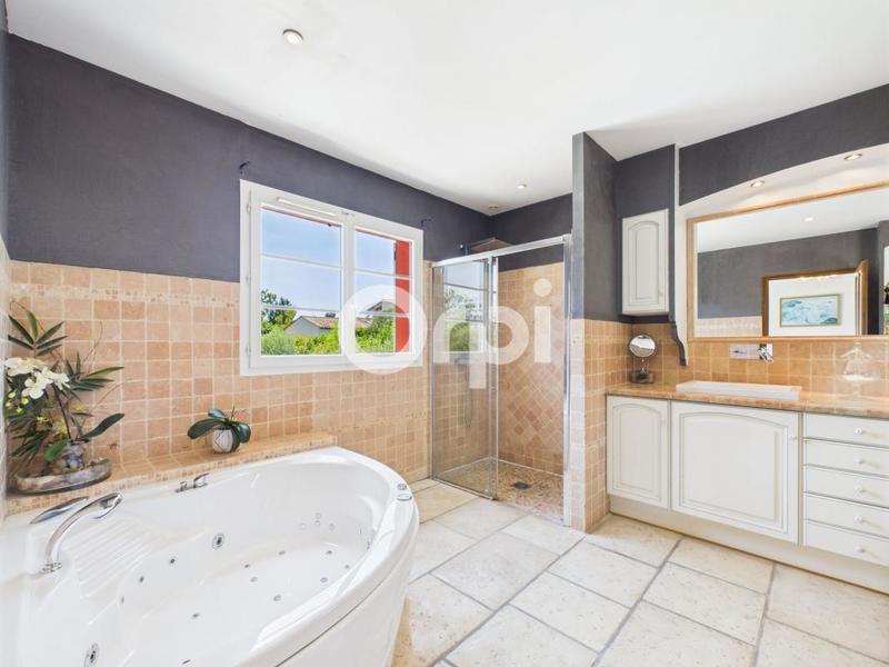 Maison - 250 m² - 5 pièces