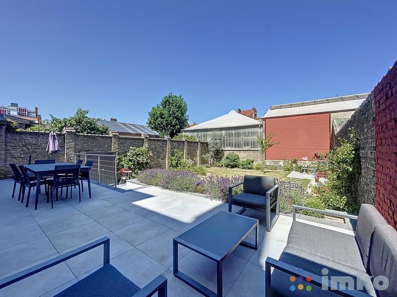 Maison - 410 m² - 9 pièces