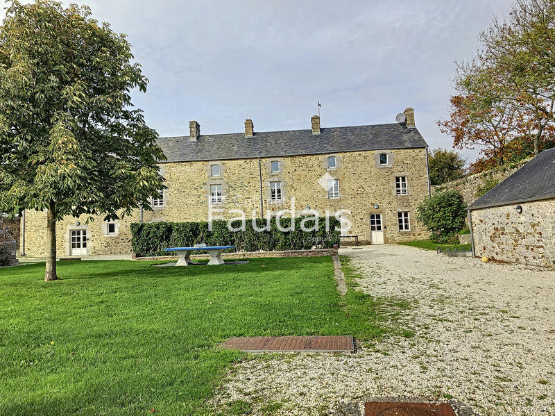 Maison - 1 014 m² - 34 pièces