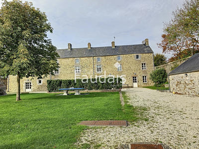 Maison - 1 014 m² - 34 pièces