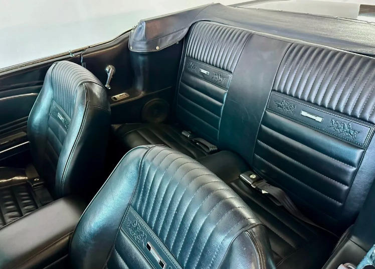 Ford Mustang V8 Triple Black Cab