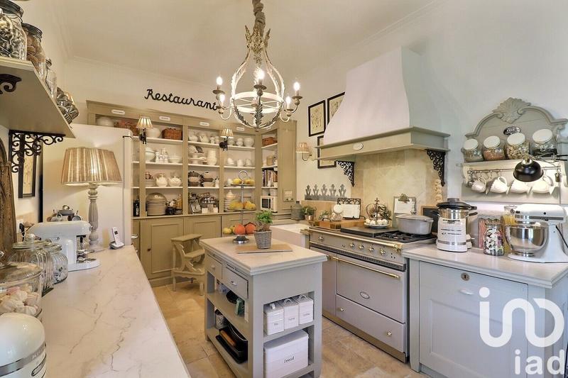 Maison - 250 m² - 10 pièces