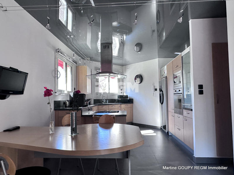 Propriété - 200 m² - 8 pièces