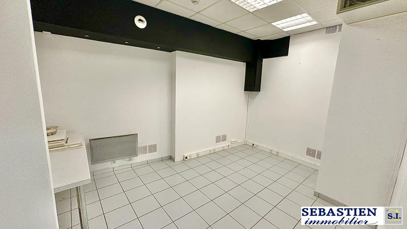 Local commercial - 76 m² - 6 pièces