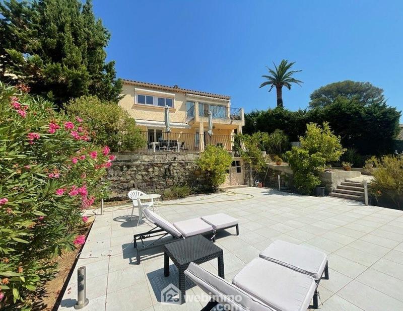 Villa - 182 m² - 8 pièces