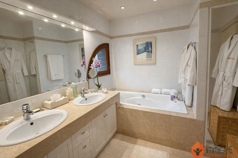 Maison - 261 m² - 7 pièces