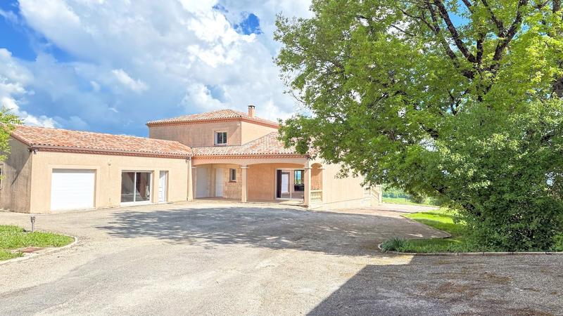 Propriété - 252 m² - 9 pièces