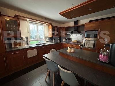 Maison traditionnelle - 151 m² - 5 pièces