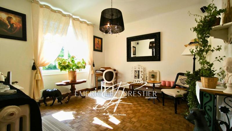 Maison - 240 m² - 10 pièces