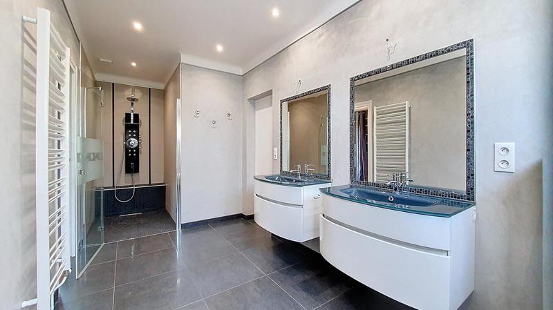 Maison - 370 m² - 10 pièces