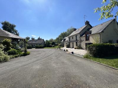 Maison - 280 m² - 8 pièces