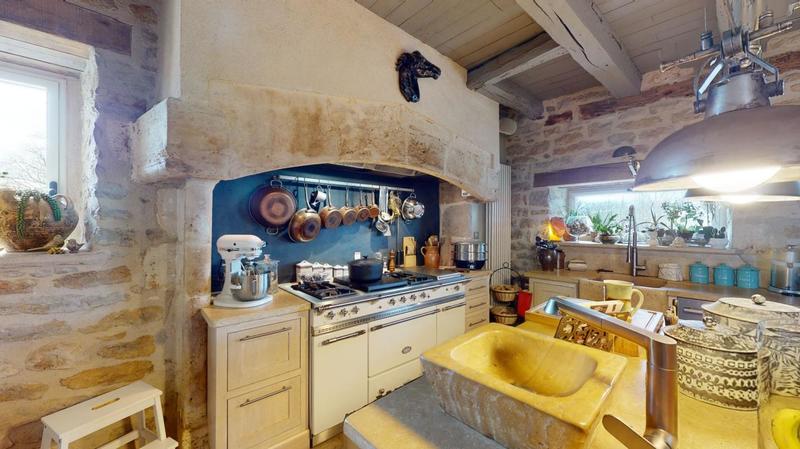 Maison - 1 290 m² - 25 pièces