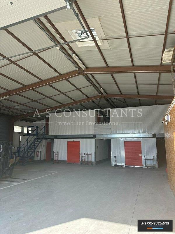 Entrepôt - 1 200 m²
