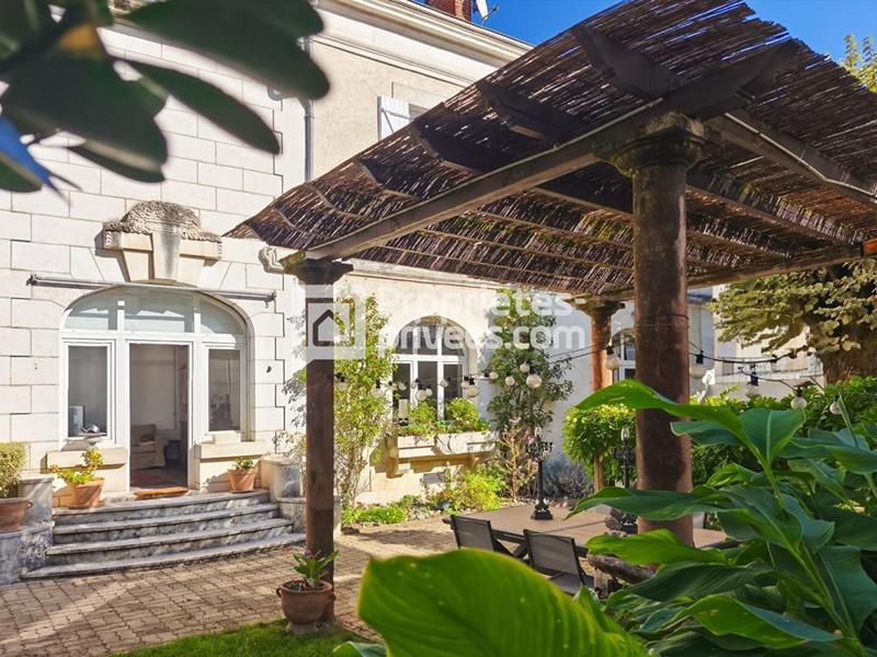 Maison - 238 m² - 8 pièces