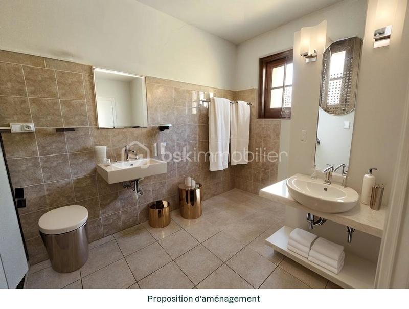 Maison traditionnelle - 232 m² - 8 pièces