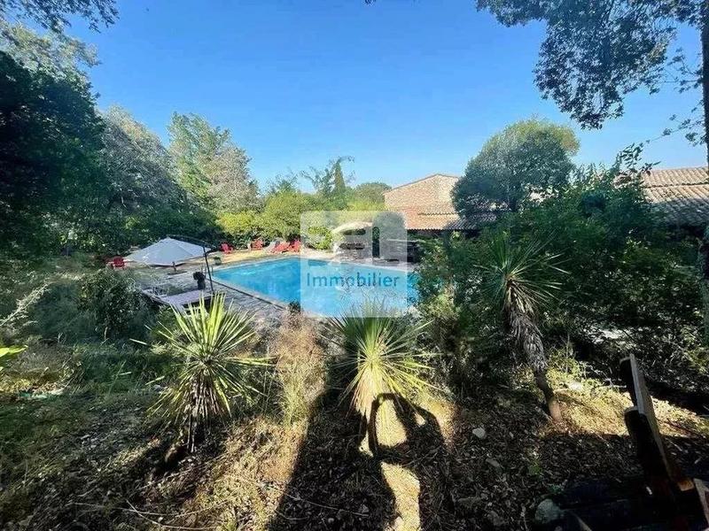 Propriété - 740 m² - 22 pièces