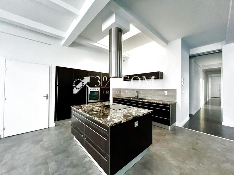 Loft - 202 m² - 6 pièces