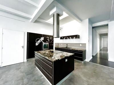 Loft - 202 m² - 6 pièces