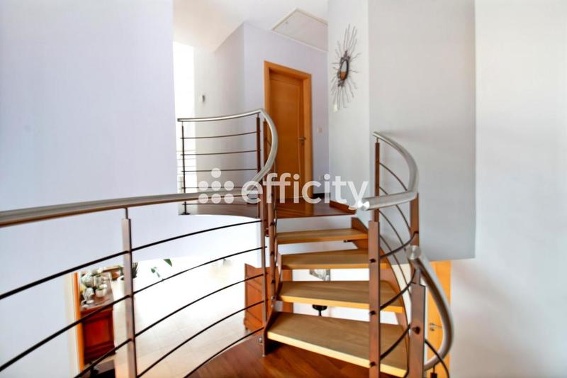 Maison - 214 m² - 8 pièces