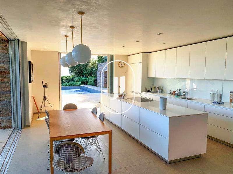 Maison - 300 m² - 7 pièces