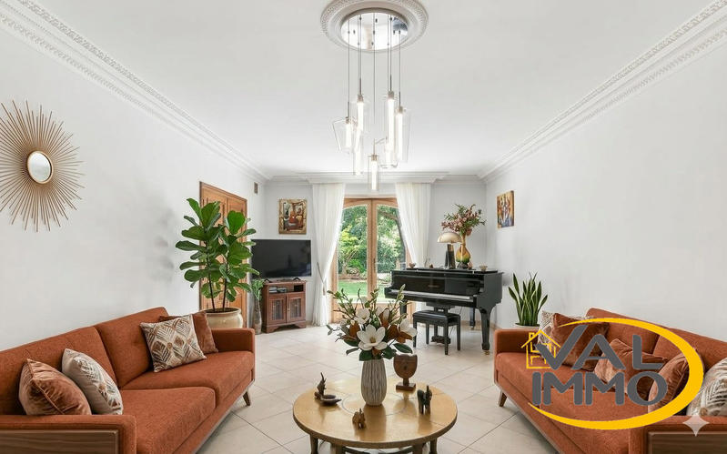 Maison - 360 m² - 10 pièces