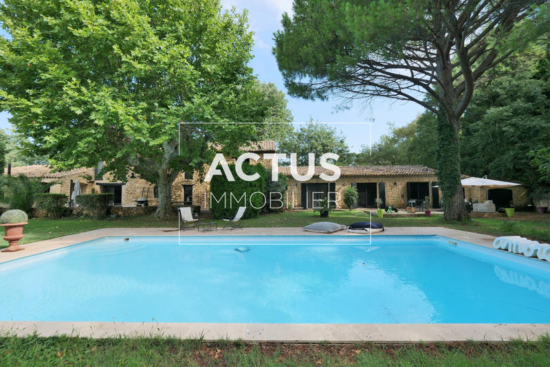 Maison - 233 m² - 8 pièces