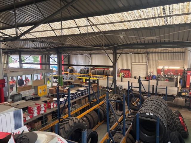 Entrepôt - 1 600 m²