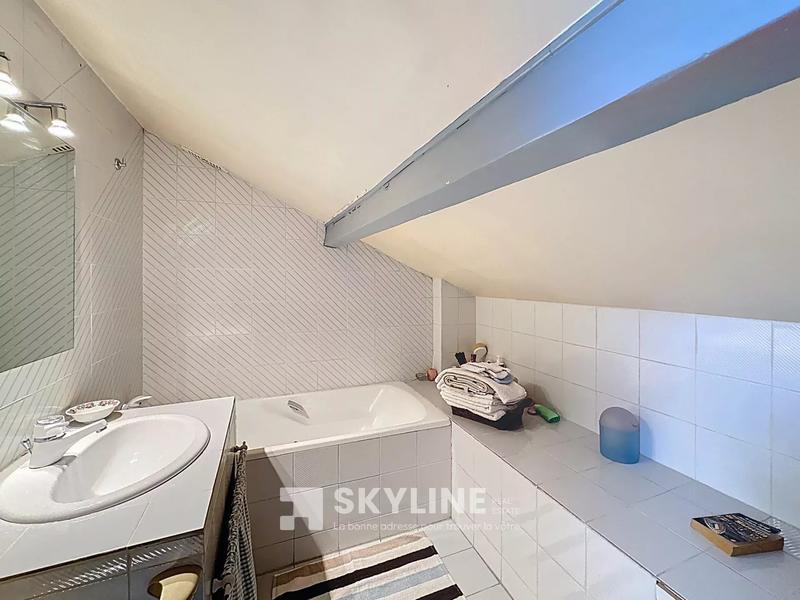 Maison - 197 m² - 9 pièces