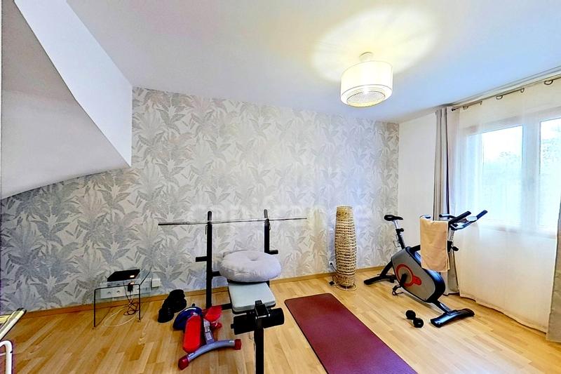 Maison - 246 m² - 10 pièces