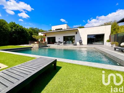 Maison - 218 m² - 6 pièces