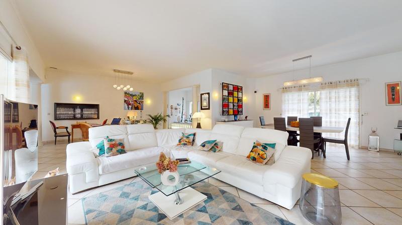 Maison - 205 m² - 7 pièces