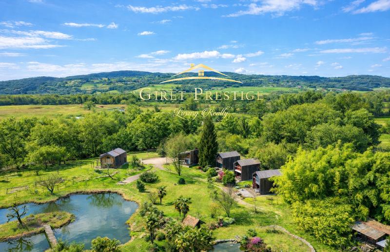 Propriété - 260 m² - 16 pièces