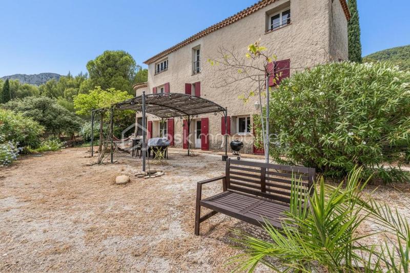 Maison - 265 m² - 10 pièces