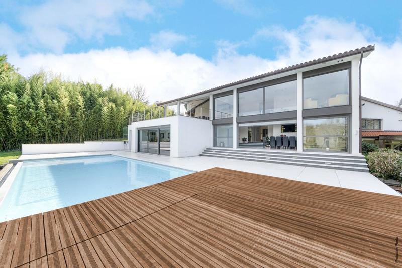 Maison - 402 m² - 9 pièces