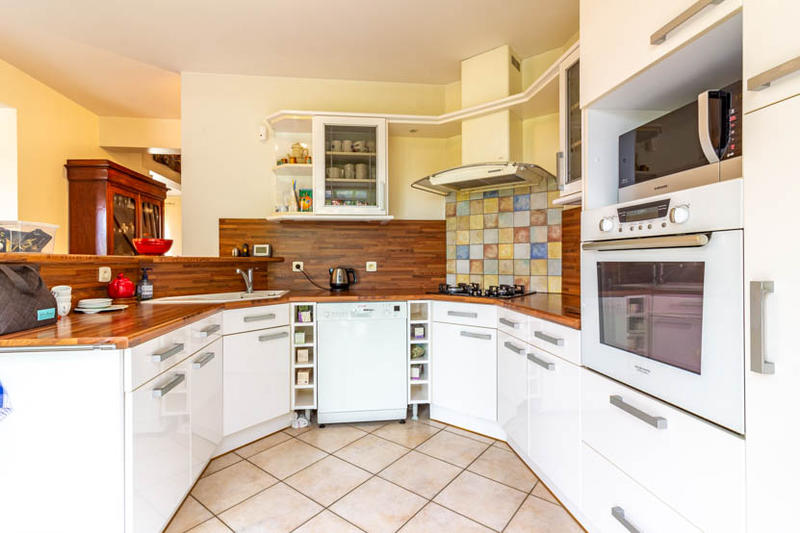 Maison - 235 m² - 7 pièces