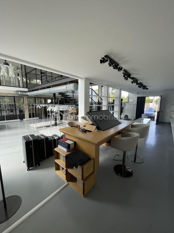 Local commercial - 250 m² - 8 pièces