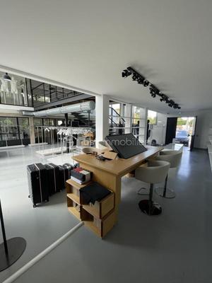 Local commercial - 250 m² - 8 pièces