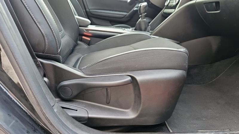 Renault Mégane IV Berline blue dci 115 - 20 intens