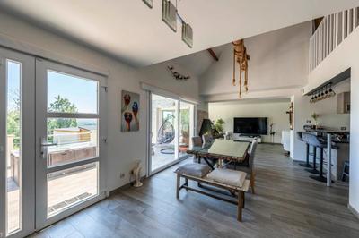 Maison - 239 m² - 12 pièces