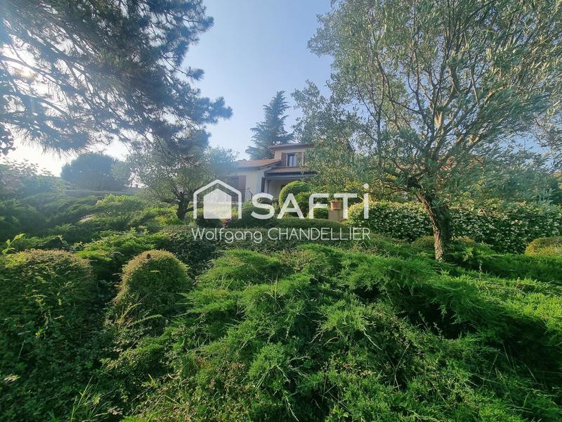 Maison - 200 m² - 7 pièces