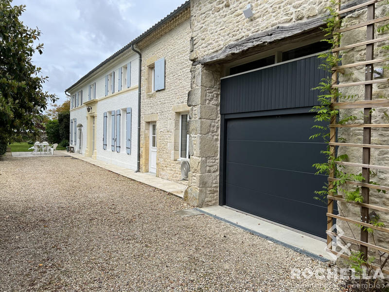 Maison - 244 m² - 8 pièces