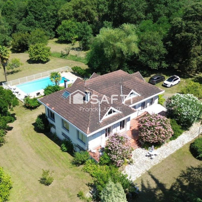 Maison - 300 m² - 11 pièces