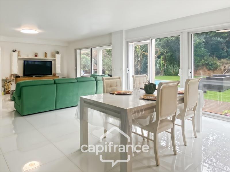 Maison - 220 m² - 8 pièces