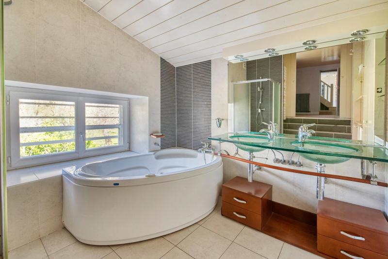 Maison - 230 m² - 7 pièces