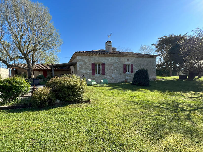 Maison - 240 m² - 8 pièces