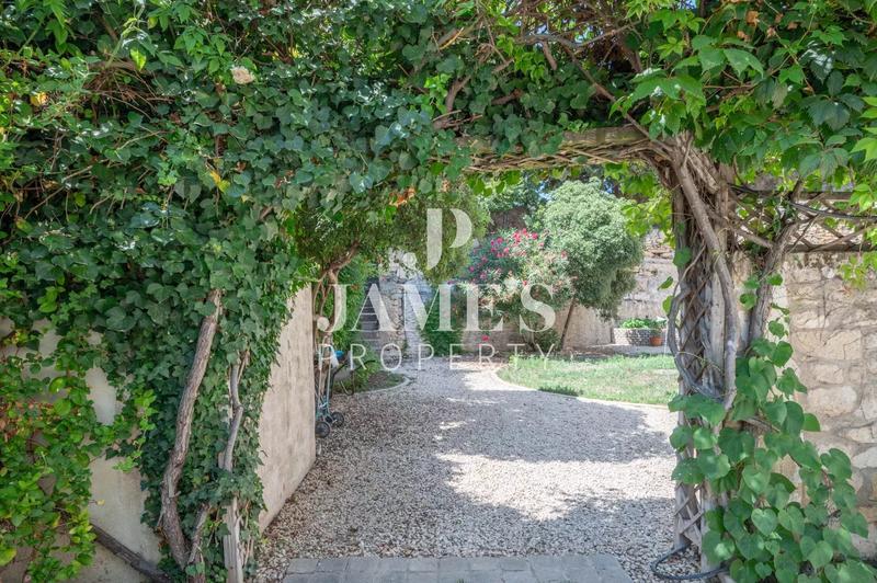 Maison - 255 m² - 7 pièces