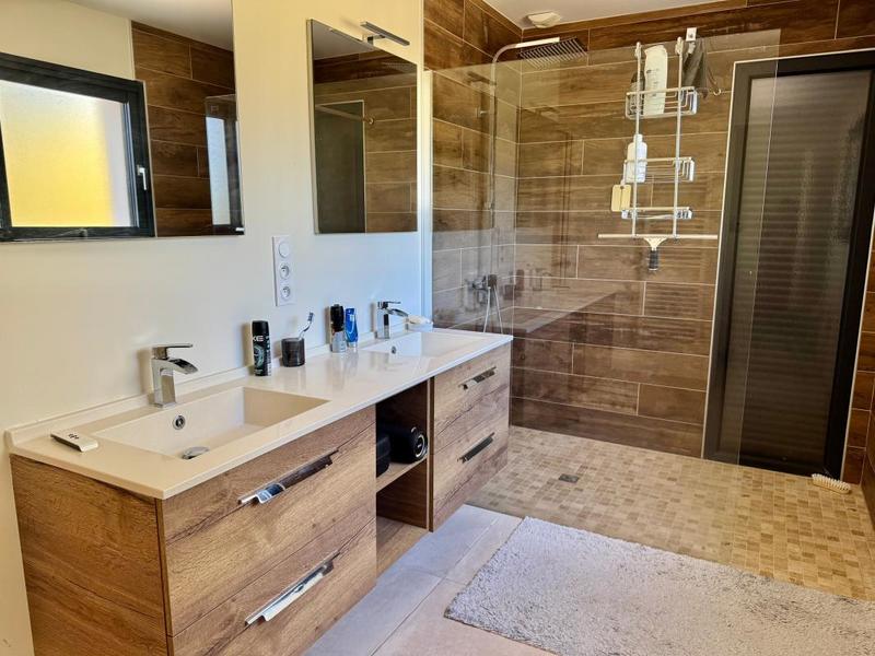 Maison - 233 m² - 7 pièces