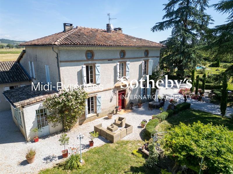 Maison - 300 m² - 11 pièces