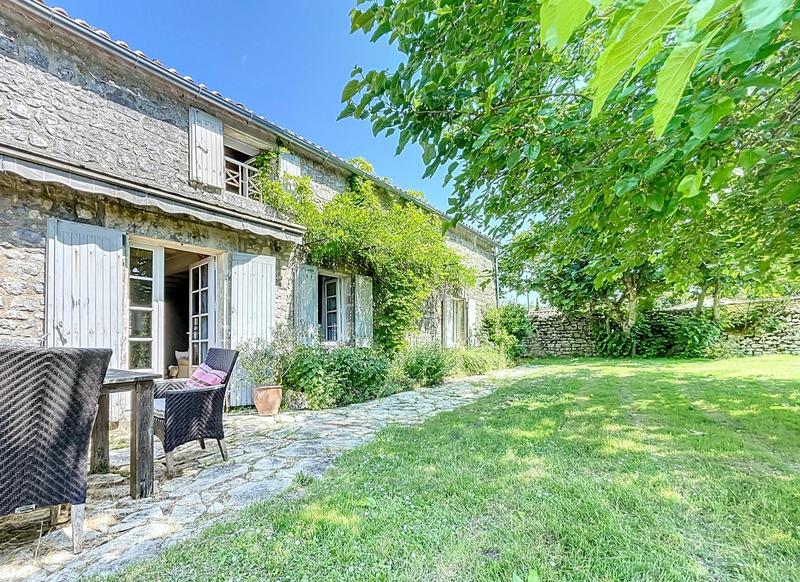 Propriété - 473 m² - 15 pièces