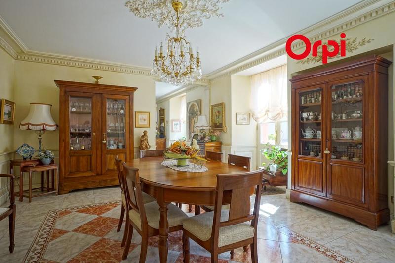 Propriété - 360 m² - 8 pièces